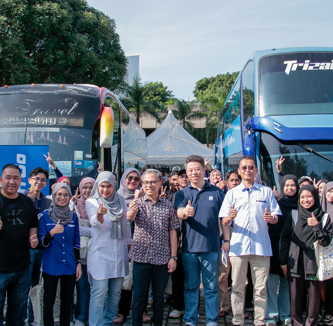 TNG eWallet and Easybook sponsor 84 UM Students to “balik kampung”