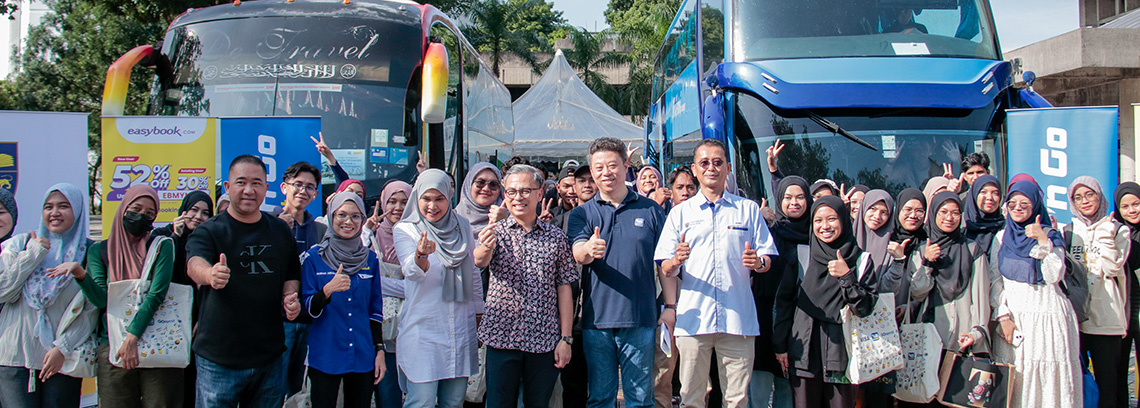 TNG eWallet and Easybook sponsor 84 UM Students to “balik kampung”